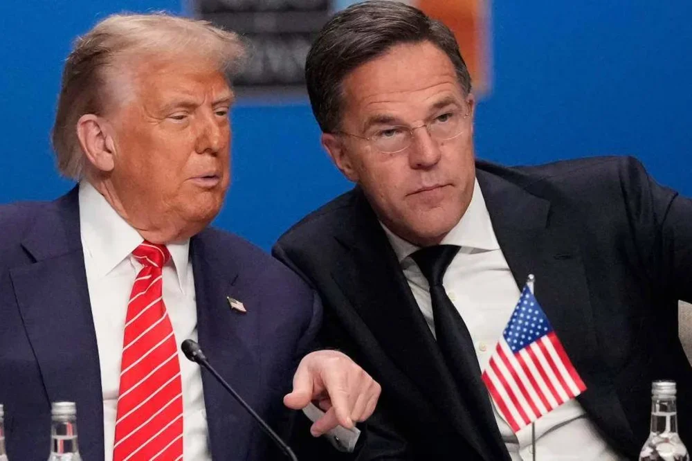 Rutte junto a Trump en una reunión de la OTAN.